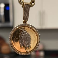 14 Kt Gold Praying Hands With Diamond And 14Kt Gold Rope Chain