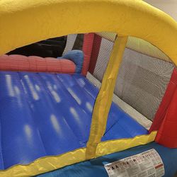 Inflatable jumping house 