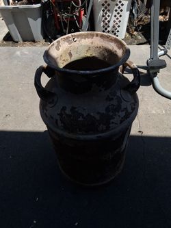 Heavy duty vintage 10 gallon milk can