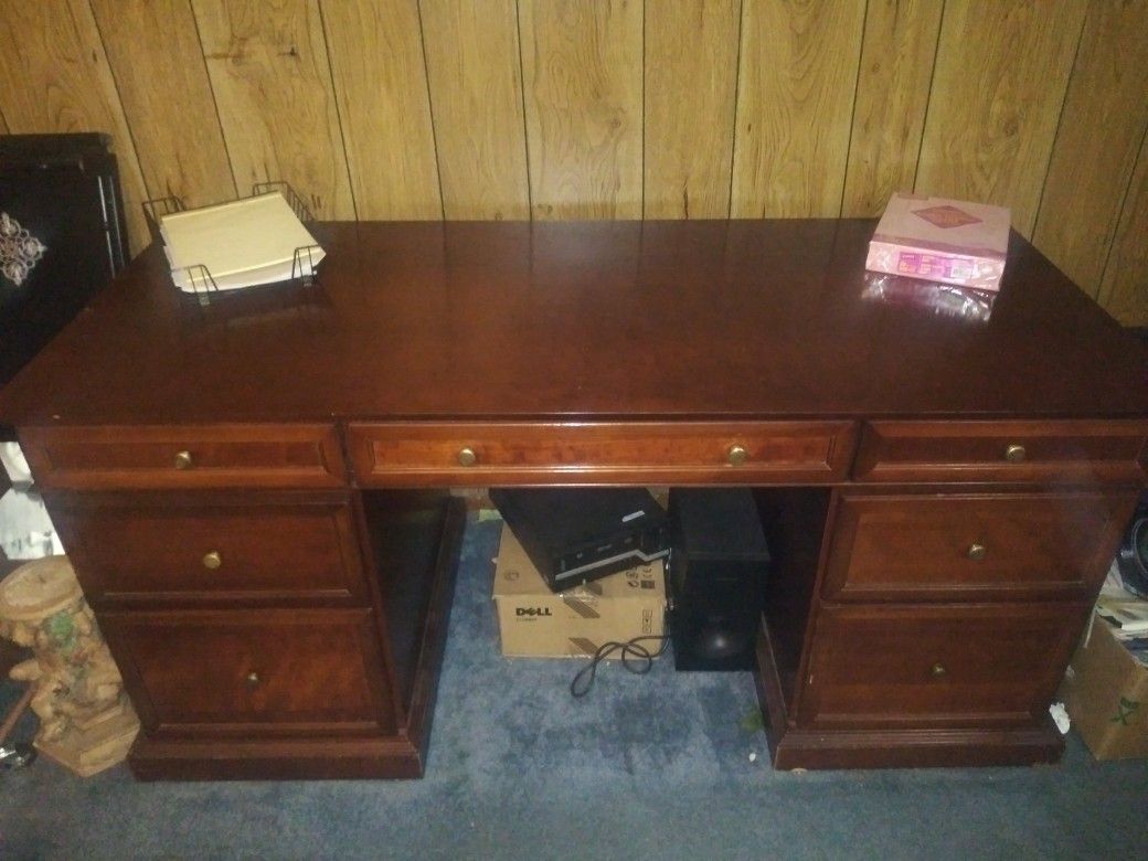 Bombay furniture co. "Richmond executive" professional office desk for