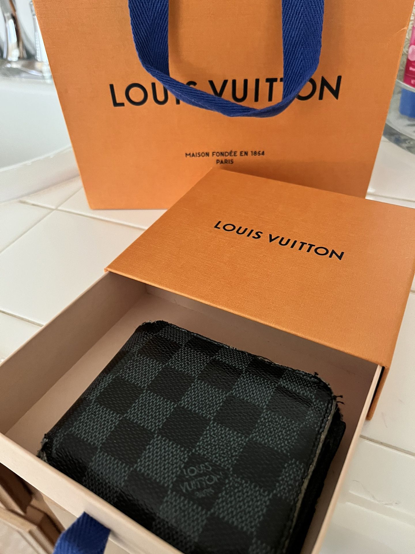 Louis Vuitton Key Chain/card Holder for Sale in Palmdale, CA - OfferUp