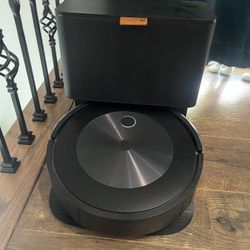 Roomba Vacuum J8+ with Docking System 