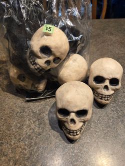 5 skeleton heads