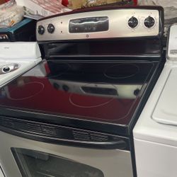 GE 4 Burner Glass Top Black And Stainless Steel Range. 1 Year Warranty 