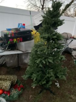 A Full , Green Christmas Tree, Comes With The Base, In Good Conditions (NO SHIPPING)