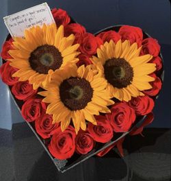 ✨ Rose/ Flower Arrangements Available ✨