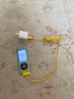 Apple iPod Nano  5th Gen with Case and Charger