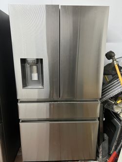 23 cu. ft. Counter Depth 4-Door French Door Refrigerator in Stainless Steel/ Nevera Cuatro Puertas 