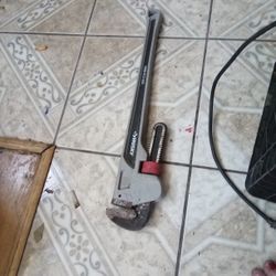 Husky 24 In Pipe Wrench