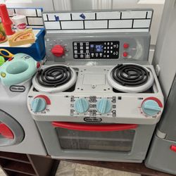 Little tikes pretend stove, refrigerator and washer machine alls sound! Selling as is 