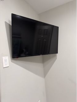 42in Hisense tv with mount and remote