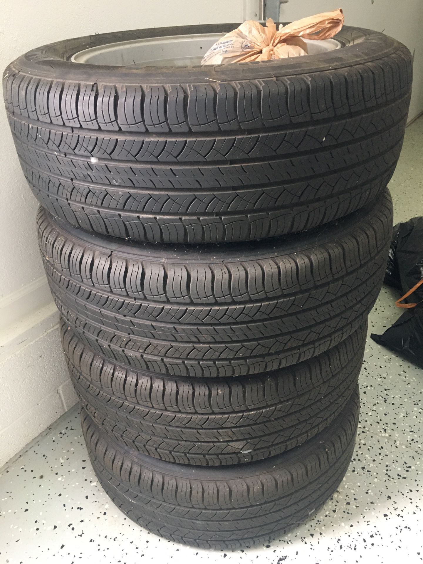 Michelin Latitude Tour HP Tire: P235/65R18