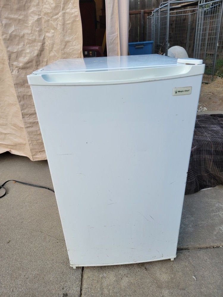 MAGIC CHEF MINI REFRIGERATOR/FREEZER