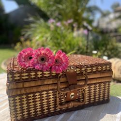 Vintage Picnic Basket Set