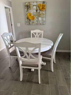 White Expandable Dining Table Set with 4 Chairs – Excellent Condition