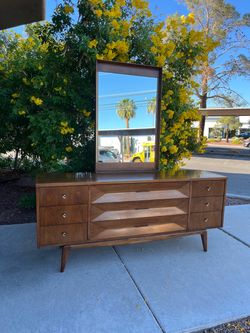 1960s vintage MCM 9 drawer dresser ( $10 delivery )