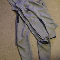 Nike Tech Size Small(grey)