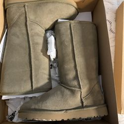 Ugg Size 7w Brand new 