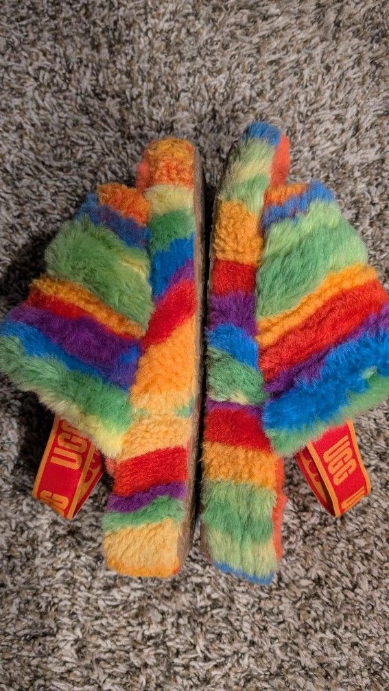 UGG women's size 9
Cali collage rainbow fluff yeah slide sandals