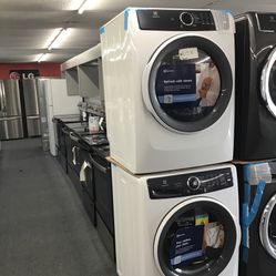 New Scratch And Dent Electrolux Front Load Washer And Dryer Set. 1 year Warranty 