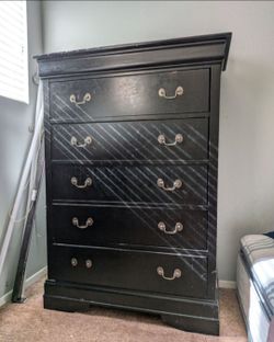 Black wood 5 drawer dresser