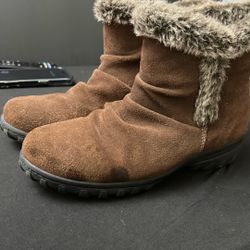 Khombu Boots Size 9