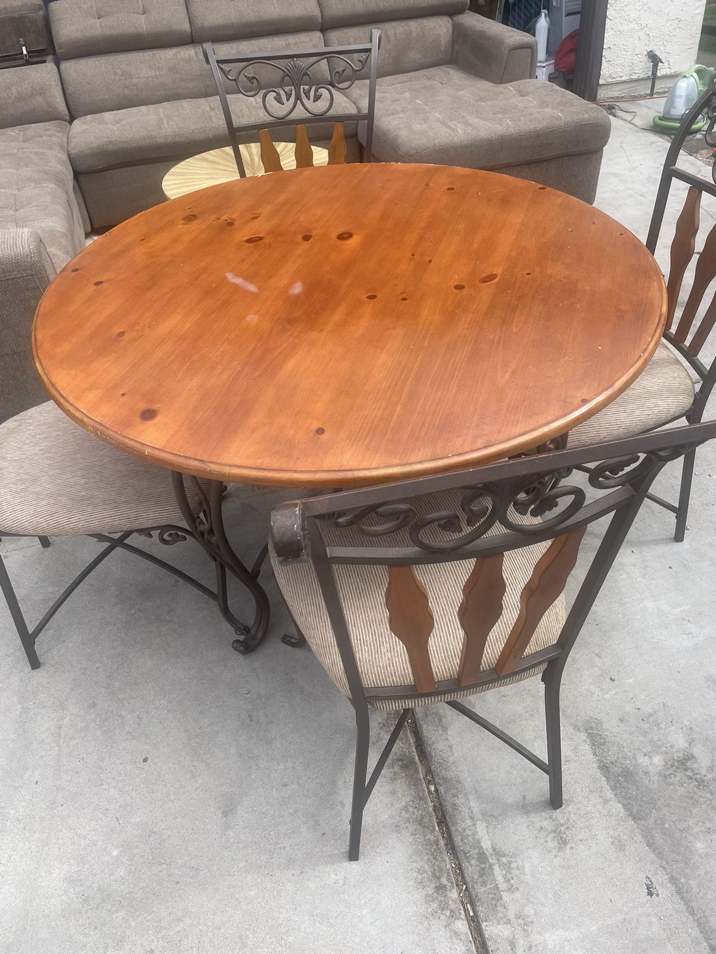 Round Kitchen table With 4 Matching Chairs $30 - READ Description