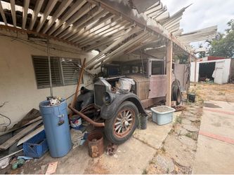 Antique classic 1918 Pierce arrow