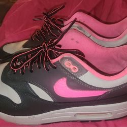 Nikes pink and gray with black trim