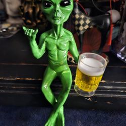 GREEN ALIEN WITH BEER MUG 6"