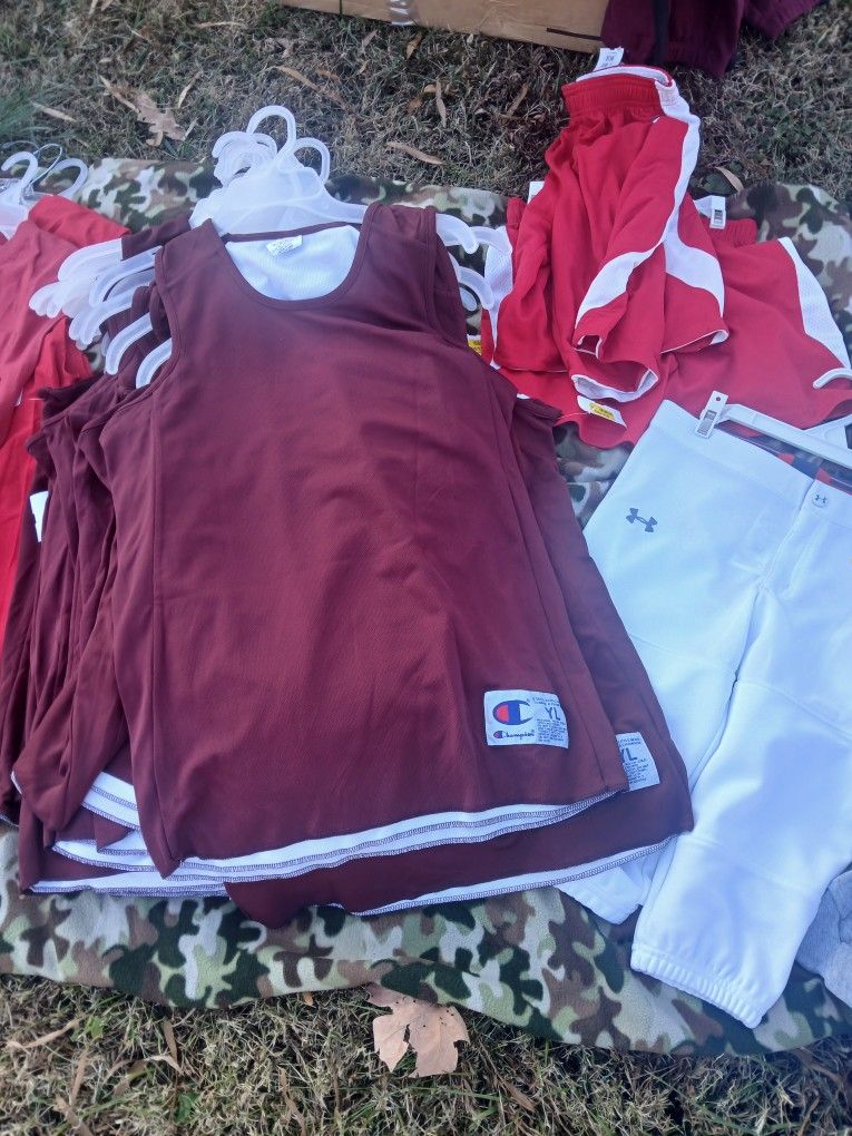 4 Cajas De Ropa Nueva...Champion Y Otras Marcas...por Pieza $2...tengo 4 Cajas..llenas Todas Por $140 Dls Es Ropa Nueva...