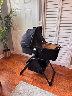 NUNA Bassinet + Stand