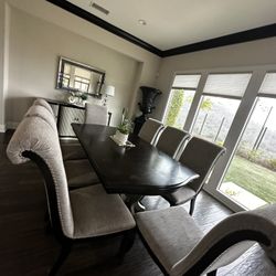 850$ Table And 8 Chairs 