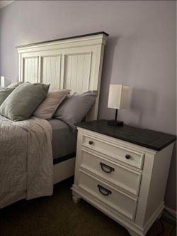 Queen Bedroom Set In Perfect Condition
Included two nightstand stands, a dresser & and a chest of drawers
From a smoke & Pet free home. I can deliv