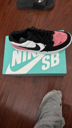 Size 11 shoe barely even warm good quality Nikes going for 65 bucks