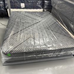 QUEEN SIZE SIMMONS BEAUTYREST BLACK LEVEL 1 (EXTRA-FIRM) MATTRESS & BOX SPRING BED SET