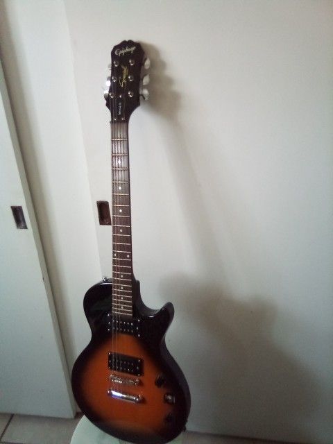 ElectricGuitar Plays Good . It comes With crate Amp