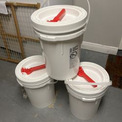 5 gallon buckets, water tight seal emergency grade
