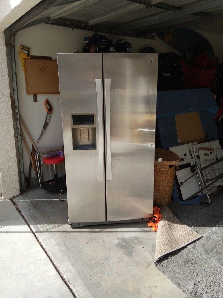 Kenmore Elite Fridge Ice Maker And Digital Water for Sale in Las Vegas