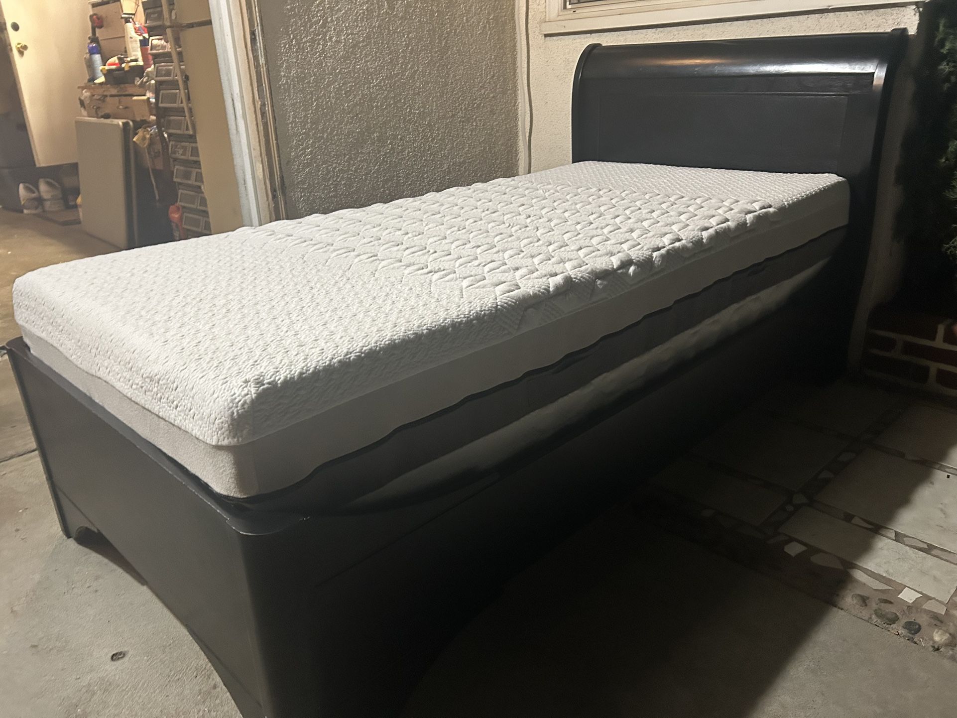 CAMA TWIN SZ DE MADERA NEGRA CON BOX Y COLCHÓN MEMORY FOAM 14” DE GRUESO DOBLE VISTA USADA BUENA CONDICIÓN