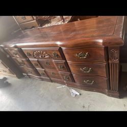 🌹BEAUTIFUL DRESSERS, BED FRAMES $299EACH -SOLID WOOD🌹