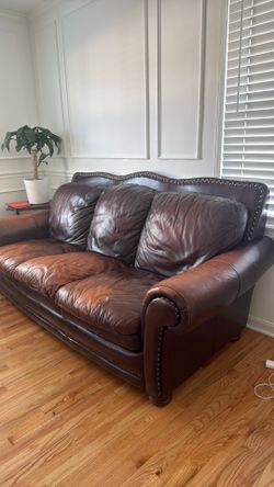 🛋️ Beautiful Genuine Leather Sofa Set – $1,250