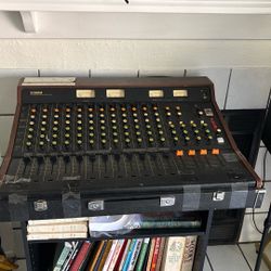 Yamaha Sound Reinforcement Mixer Pm-700 12 Channel Mixing Board