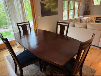 Broyhill Dining Table & 6 Chairs w/Leaf
