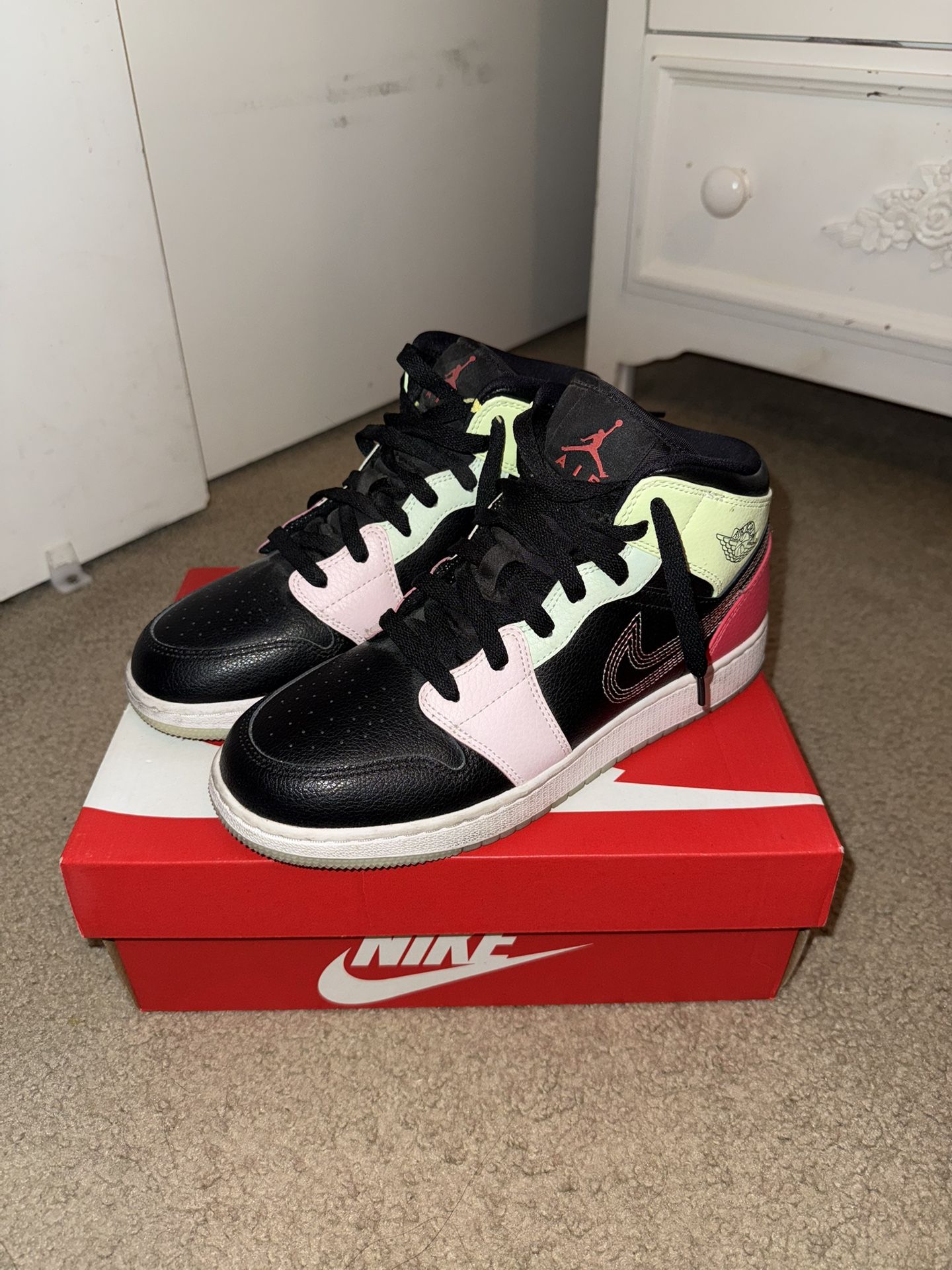 Air Jordan 1 Mid ‘Glow in the Dark’