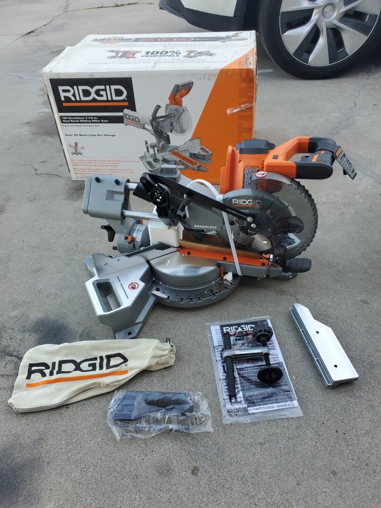 Ridgid 10" Table Saw 15 Amp with folding stand