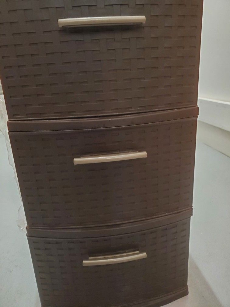 Sterilite Plastic Drawers. In Good Condition