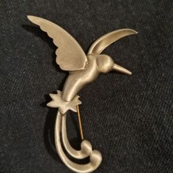 1988 JJ Pewter Hummingbird Brooch Measurements 2.5"W by 3"L 
Beautiful Brooch! In excellent condition! No discoloration, stains, breaks or damage.