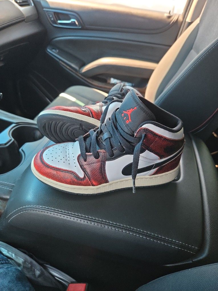 Jordan 1 Mid
Wear-Away Chicago (6Y)