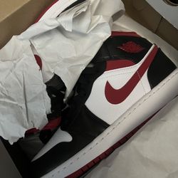 Jordan 1 Mid 5.5Y (women 7)